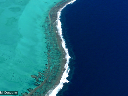 La barrière récifale de Nouvelle-Calédonie délimite le plus grand lagon du Monde.