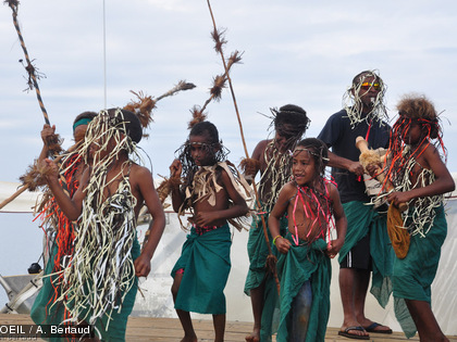 La fête de la baleine 2014 à l'île Ouen Fin du week-end, sur le ponton les départs s'organisent. Les enfants souhaitent, en rythme, un bon retour aux visiteurs.