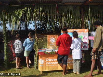 La fête de la baleine 2014 à l'île Ouen Petits et grands sont venus sur le stand de l'OEIL, curieux de découvrir nos missions, nos magazines et les jeux proposés pour l'occasion.